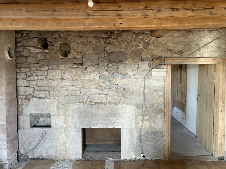 Aérogommage d'un mur en pierres dans le haut Jura., Le Jura, Theo Mazzetti