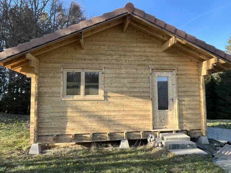 Aérogommage d'un chalet en bois aux Moussières, Le Jura, Theo Mazzetti