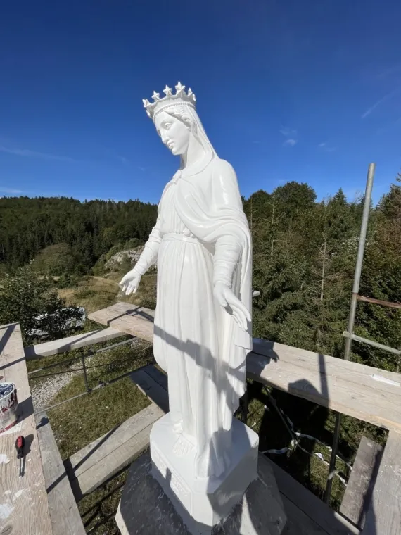 Restauration d'une statue en fonte par décapage et aérogommage dans le Jura