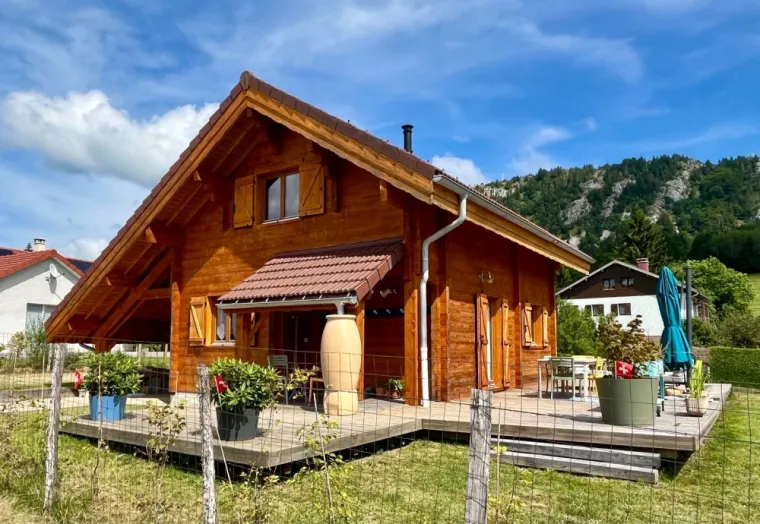 AÉROGOMMAGE ET POSE DE LASURE SUR UN CHALET DANS LE JURA, Le Jura, Mazzetti Aérogommage