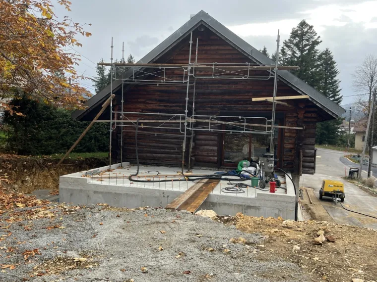 Aerogommage d'un chalet en bois rond fait par La Pessière , Le Jura, Mazzetti Aérogommage
