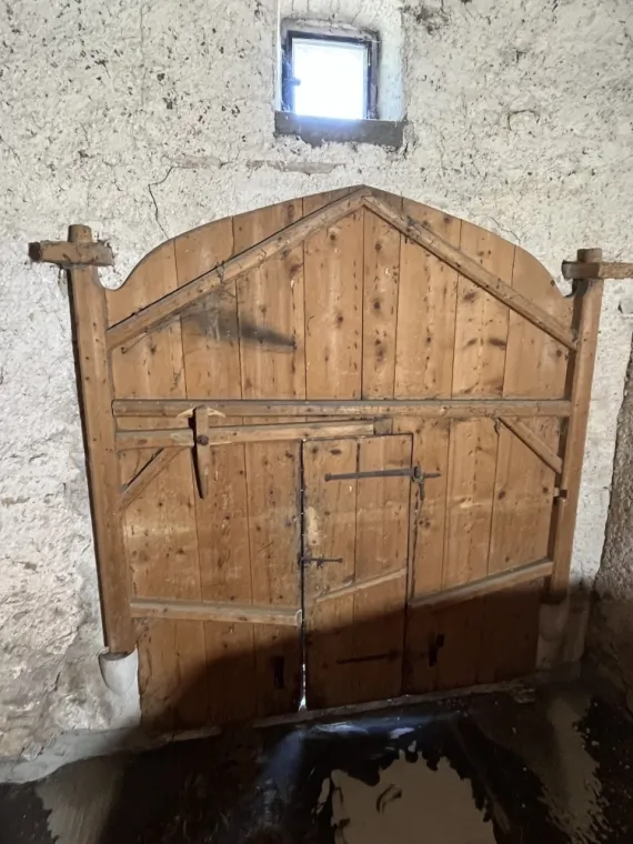 Aerogommage d'une Porte de grange dans le jura , Le Jura, Mazzetti Aérogommage
