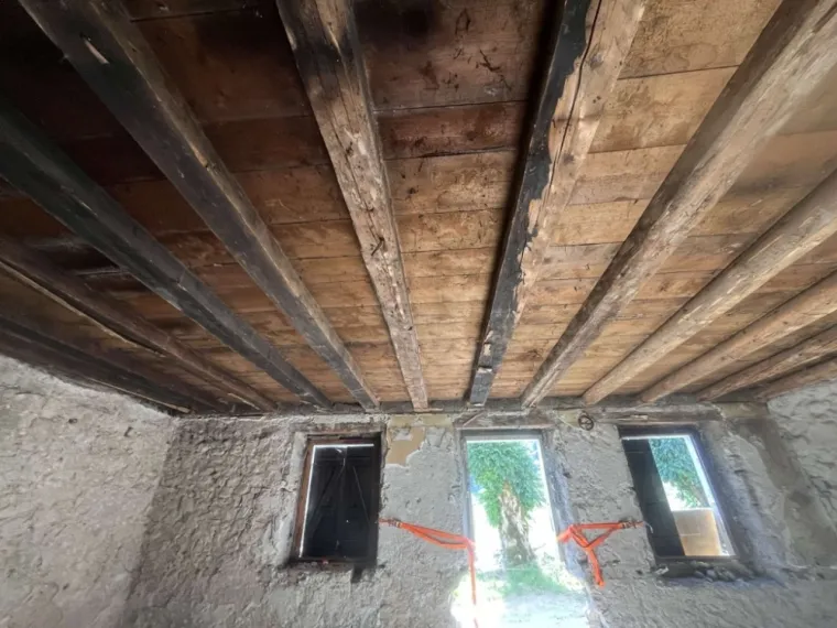 Aerogommage d'un solivage et mur en pierre dans le Jura , Le Jura, Mazzetti Aérogommage