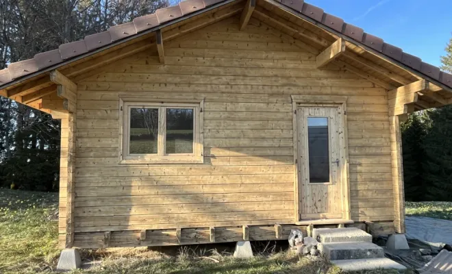 Aérogommage d'un chalet en bois aux Moussières, Le Jura, Theo Mazzetti