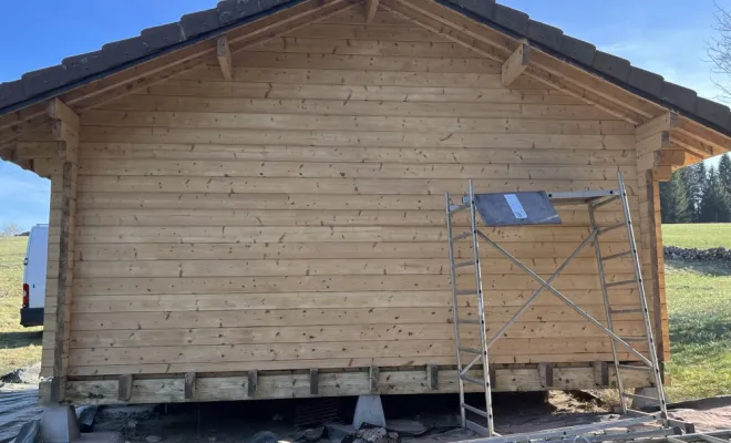 Aérogommage d'un chalet en bois aux Moussières, Le Jura, Theo Mazzetti