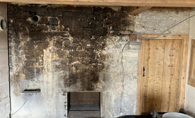Aérogommage d'un mur en pierres dans le haut Jura, Le Jura, Mazzetti Aérogommage