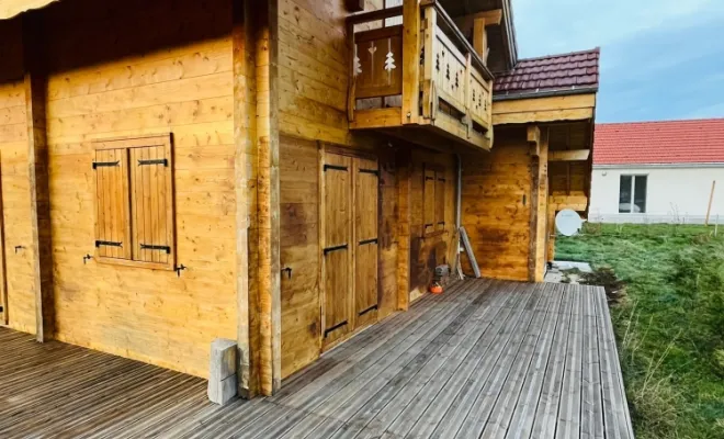 AÉROGOMMAGE ET POSE DE LASURE SUR UN CHALET DANS LE JURA, Le Jura, Mazzetti Aérogommage