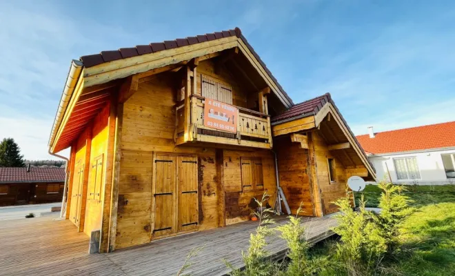 AÉROGOMMAGE ET POSE DE LASURE SUR UN CHALET DANS LE JURA, Le Jura, Mazzetti Aérogommage