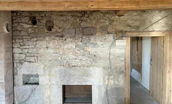 Aérogommage d'un mur en pierres dans le haut Jura, Le Jura, Mazzetti Aérogommage
