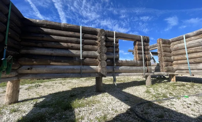 Aérogommage d'un chalet bois rond La Pessière, Le Jura, Mazzetti Aérogommage