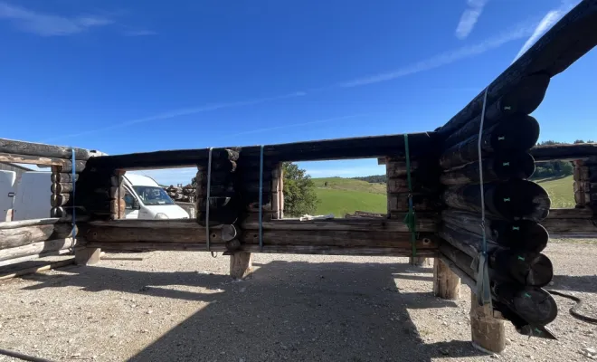 Aérogommage d'un chalet bois rond La Pessière , Le Jura, Mazzetti Aérogommage