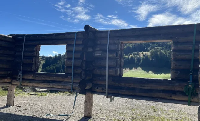 Aérogommage d'un chalet bois rond La Pessière , Le Jura, Mazzetti Aérogommage