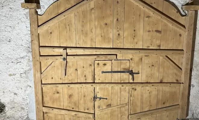 Aerogommage d'une Porte de grange dans le jura , Le Jura, Mazzetti Aérogommage