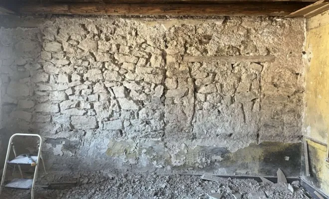 Aerogommage d'un solivage et mur en pierre dans le Jura , Le Jura, Mazzetti Aérogommage