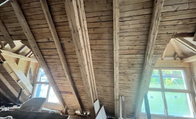 Sablage intérieur de charpente bois dans le Jura – intervention professionnelle Mazzetti Aérogommage pour éliminer peintures et impuretés.