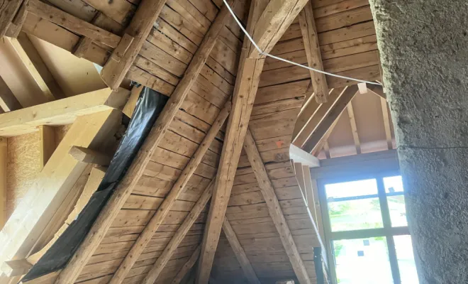 Décapage de poutres en bois par aérogommage doux – Entreprise Mazzetti Aérogommage, spécialiste du sablage intérieur dans le Jura.