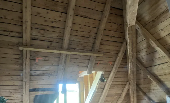 Aérogommage intérieur sur charpente ancienne – rénovation du bois par Mazzetti Aérogommage, expert Jura en nettoyage et restauration naturelle.