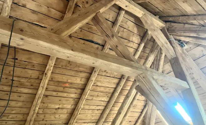 Chantier de plus de 600 m² de sablage intérieur de charpente réalisé par Mazzetti Aérogommage, entreprise du Jura.