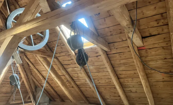 Travaux de finition sur charpente rénovée – aérogommage minutieux du bois dans le Jura par Mazzetti Aérogommage.