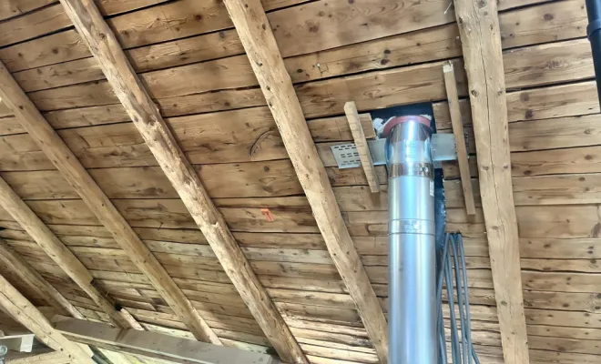 Rénovation complète de charpente par aérogommage – Entreprise Mazzetti Aérogommage, spécialiste du sablage intérieur dans le Jura.