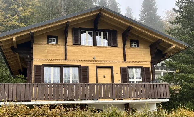 Sablage et pose de lasure sur un chalet dans le Jura – redonnez vie à votre bois, Le Jura, Mazzetti Aérogommage