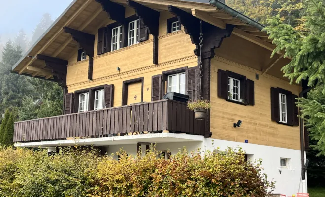 Sablage et pose de lasure sur un chalet dans le Jura – redonnez vie à votre bois, Le Jura, Mazzetti Aérogommage